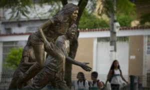 Escola Municipal Tasso da Silveira, onde aconteceu o massacre de Realengo, em 2011. Na foto, esculturas em homenagem as vítimas, ao lado da escola | Márcia Foletto / Agência O Globo